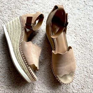 Crown Vintage Scalloped Wedges Size 9